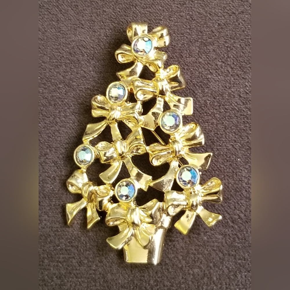 VINTAGE GOLDTONE CHRISTMAS TREE PIN / BROOCH W / AURORA BOREALIS RHINESTONES-EUC